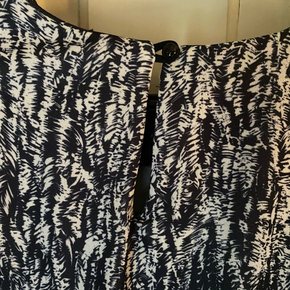 Vintage 1980s dress with small shoulder pads - Picture 3 of 6